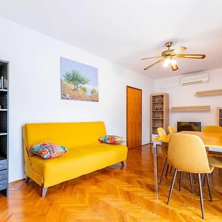 Adora A8 Apartman *