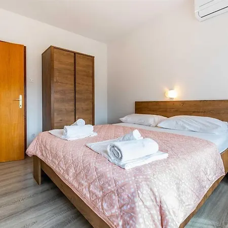 Apartman Adora A8 *