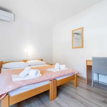 Adora A8 Apartman Baška
