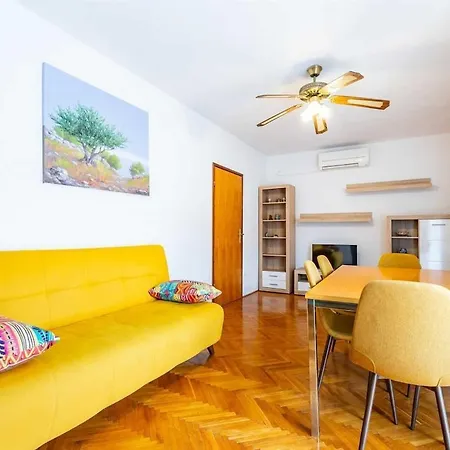 Adora A8 Apartman