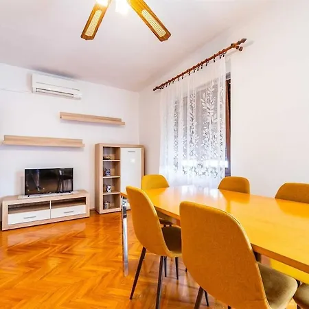 Adora A8 Apartman *