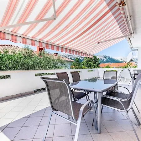 Adora A8 Apartman Baška